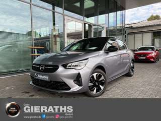 Schräge Frontansicht auf einen Opel Corsa , freigestellt