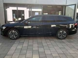 Schräge Frontansicht auf einen Skoda Superb , freigestellt