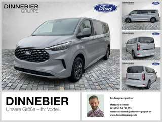 Schräge Frontansicht auf einen Ford Tourneo Custom , freigestellt