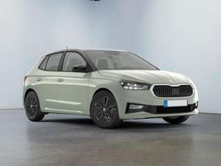 Schräge Frontansicht auf einen Skoda Fabia , freigestellt