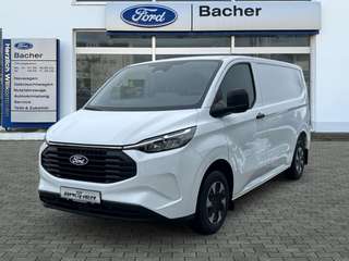 Schräge Frontansicht auf einen Ford Transit Custom , freigestellt