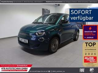 Schräge Frontansicht auf einen Fiat 500 , freigestellt