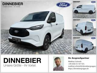 Schräge Frontansicht auf einen Ford Transit Custom , freigestellt