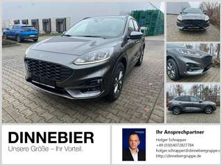 Schräge Frontansicht auf einen Ford Kuga , freigestellt