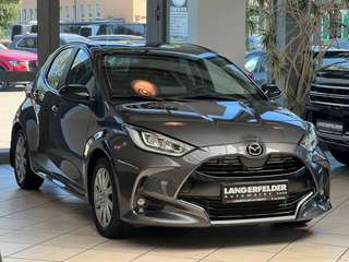 Schräge Frontansicht auf einen Mazda Mazda2 Hybrid , freigestellt