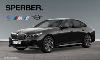 Schräge Frontansicht auf einen BMW i5 , freigestellt