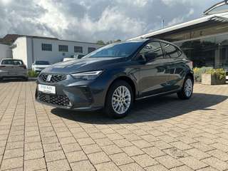 Schräge Frontansicht auf einen SEAT Ibiza , freigestellt