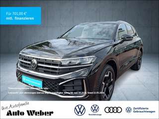 Schräge Frontansicht auf einen Volkswagen Touareg , freigestellt