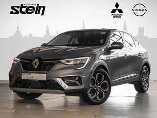 Schräge Frontansicht auf einen Renault Arkana , freigestellt