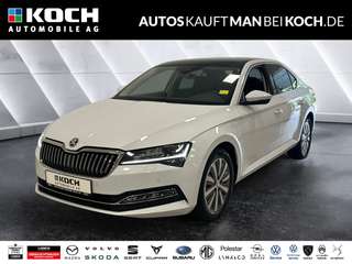 Schräge Frontansicht auf einen Skoda Superb , freigestellt
