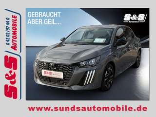 Schräge Frontansicht auf einen Peugeot 208 , freigestellt