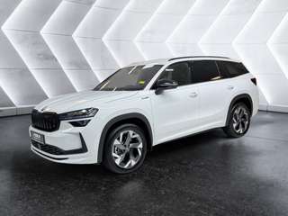 Schräge Frontansicht auf einen Skoda Kodiaq , freigestellt