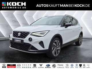 Schräge Frontansicht auf einen SEAT Arona , freigestellt