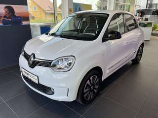 Schräge Frontansicht auf einen Renault Twingo , freigestellt