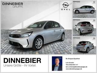 Schräge Frontansicht auf einen Opel Corsa , freigestellt
