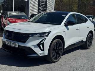 Schräge Frontansicht auf einen Renault Rafale , freigestellt