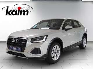 Schräge Frontansicht auf einen Audi Q2 , freigestellt