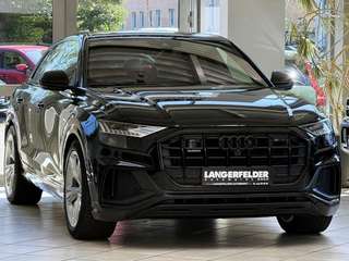 Schräge Frontansicht auf einen Audi Q8 , freigestellt