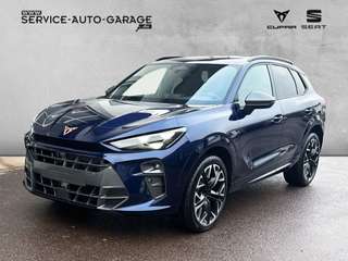 Schräge Frontansicht auf einen CUPRA Terramar , freigestellt