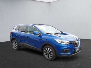 Schräge Frontansicht auf einen Renault Kadjar , freigestellt