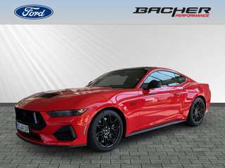 Schräge Frontansicht auf einen Ford Mustang , freigestellt