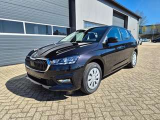 Schräge Frontansicht auf einen Skoda Fabia , freigestellt