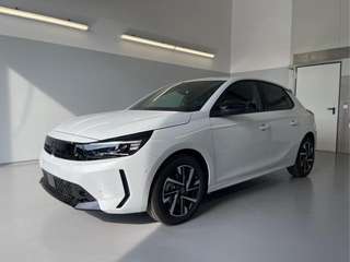 Schräge Frontansicht auf einen Opel Corsa , freigestellt