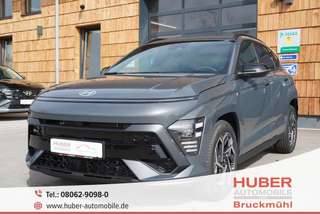 Schräge Frontansicht auf einen Hyundai Kona , freigestellt