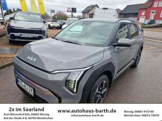 Schräge Frontansicht auf einen Kia EV3 , freigestellt