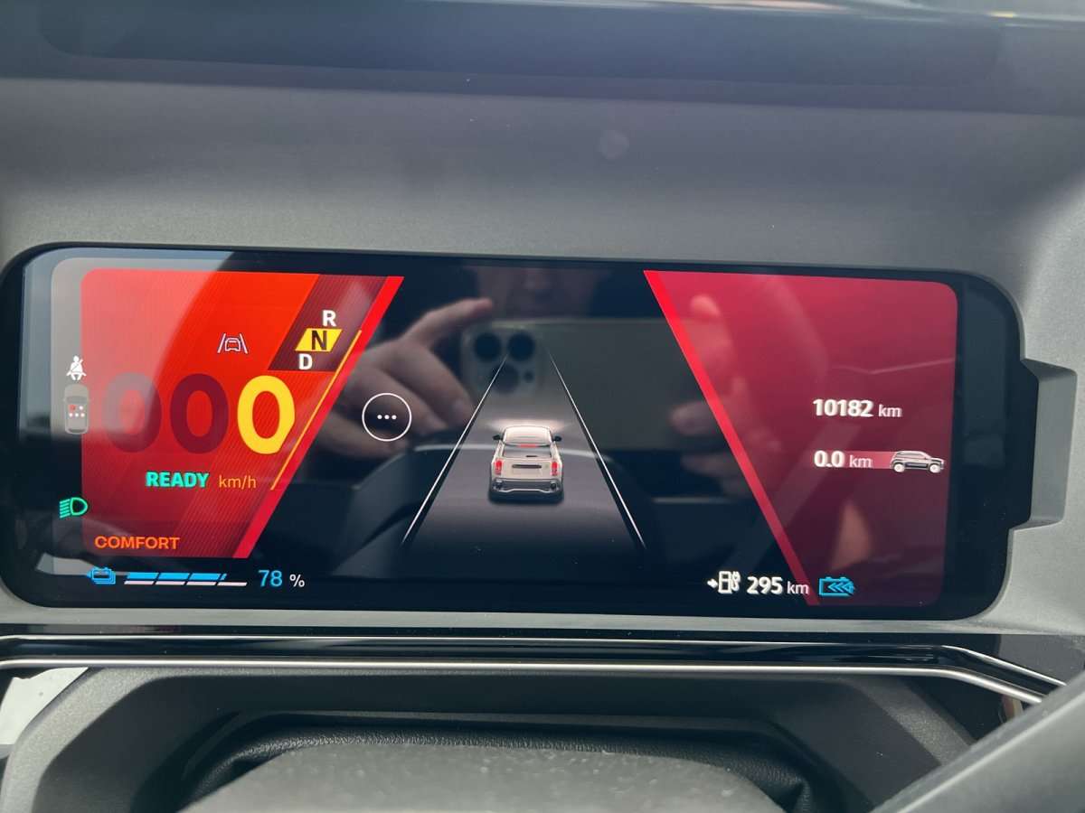 Fahrzeugbild eines Renault 4 E-TECH