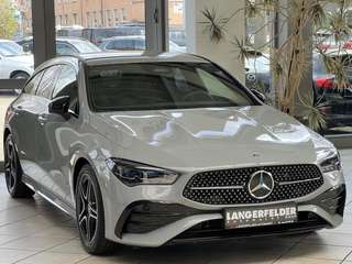 Schräge Frontansicht auf einen Mercedes-Benz CLA , freigestellt