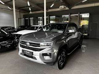 Schräge Frontansicht auf einen Volkswagen Amarok , freigestellt