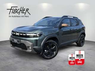 Schräge Frontansicht auf einen Dacia Duster , freigestellt