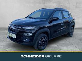 Schräge Frontansicht auf einen Dacia Spring , freigestellt