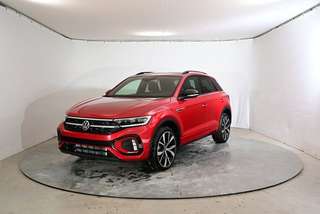 Schräge Frontansicht auf einen Volkswagen T-Roc , freigestellt