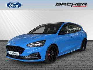 Schräge Frontansicht auf einen Ford Focus , freigestellt