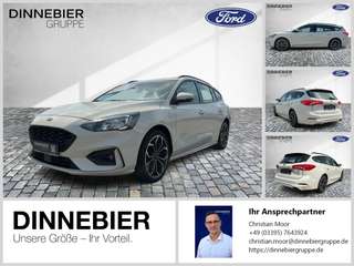 Schräge Frontansicht auf einen Ford Focus , freigestellt