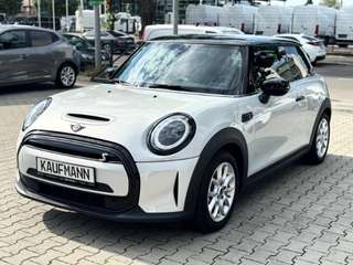 Schräge Frontansicht auf einen MINI COOPER , freigestellt