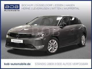 Schräge Frontansicht auf einen Opel Astra , freigestellt