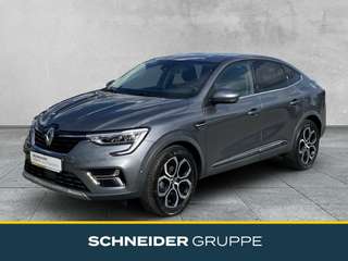 Schräge Frontansicht auf einen Renault Arkana , freigestellt