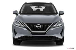 Schräge Frontansicht auf einen Nissan Qashqai , freigestellt