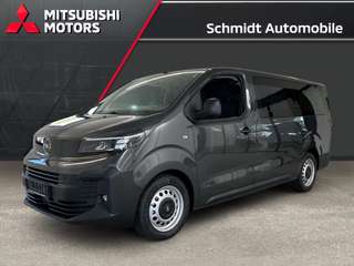 Schräge Frontansicht auf einen Opel Vivaro , freigestellt