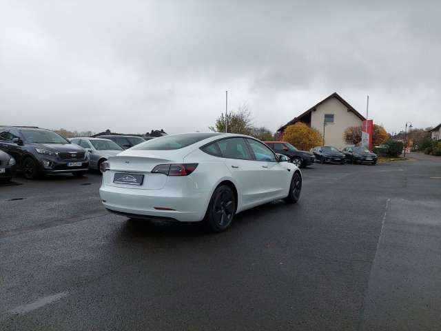 Fahrzeugbild eines TESLA Model 3