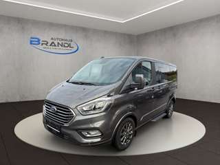 Schräge Frontansicht auf einen Ford Tourneo Custom , freigestellt