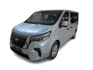 Schräge Frontansicht auf einen Nissan Primastar , freigestellt