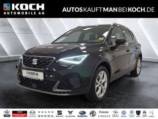 Schräge Frontansicht auf einen SEAT Arona , freigestellt