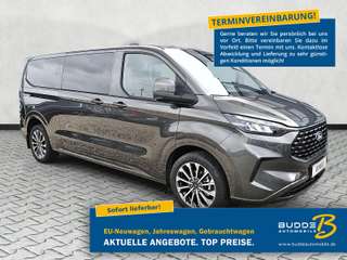 Schräge Frontansicht auf einen Ford Tourneo Custom , freigestellt