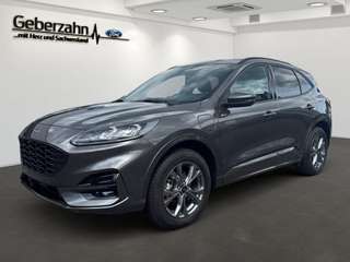 Schräge Frontansicht auf einen Ford Kuga , freigestellt