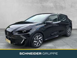 Schräge Frontansicht auf einen Renault Clio , freigestellt