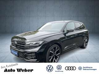 Schräge Frontansicht auf einen Volkswagen Touareg , freigestellt